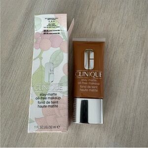 Clinique Stay-Matte Oil-Free Makeup